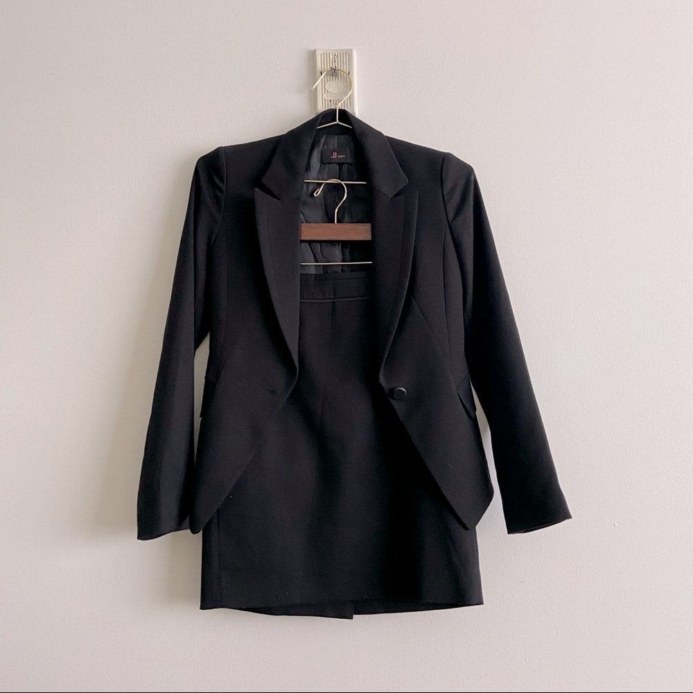Set of formal jacket and skirt set
